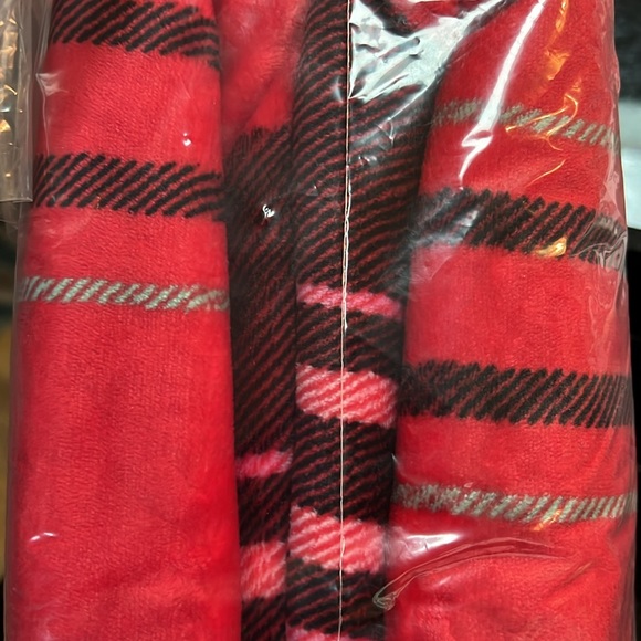 New Limited Edition Victoria's Secret Sherpa Lined Blanket - Picture 3 of 3